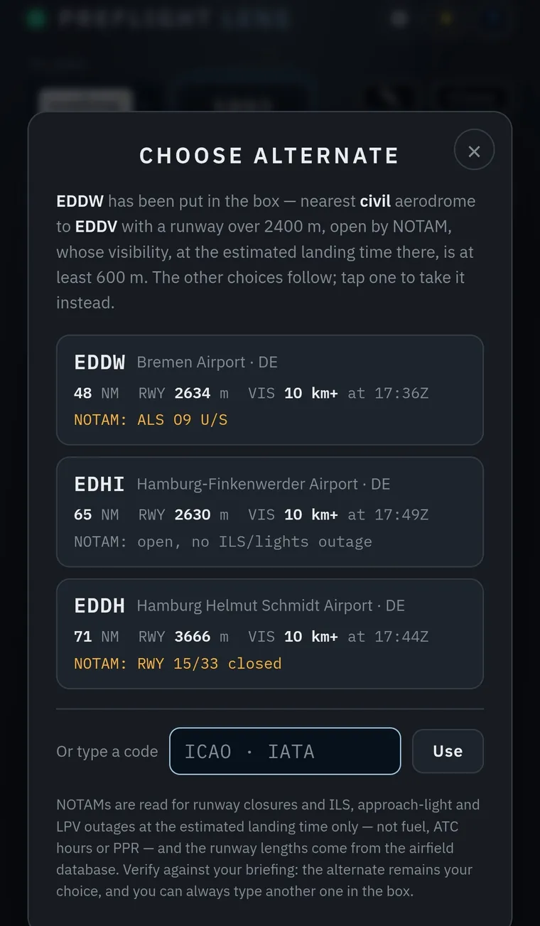 Choose alternate dialog: EDDW proposed as nearest civil aerodrome to EDDV with a runway over 2400 m, open by NOTAM, visibility at least 600 m at the estimated landing time; EDHI and EDDH listed as other choices