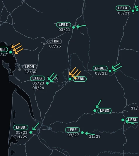Wind layer over south-west France: an arrow at each aerodrome, green for light wind and amber for stronger wind, with the runway designators under each ICAO code